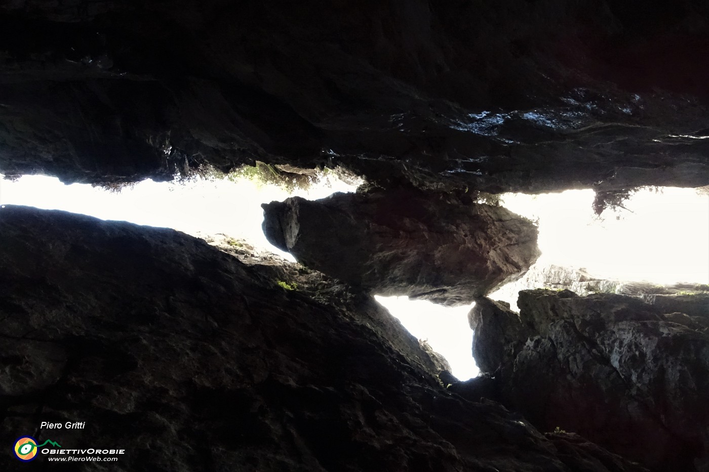 25 Nella suggestiva strettoia rocciosa del Buco della Carolina.JPG